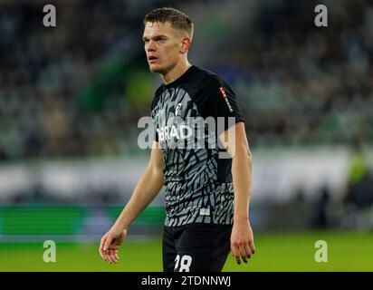 Wolfsburg, Deutschland. Dezember 2023. firo: 09.12.2023, Fußball, 1. Liga, 1. Bundesliga, Saison 2023/2024, VfL Wolfsburg - SC Freiburg Matthias Ginter (SC Freiburg) Halbzahl, Credit: dpa/Alamy Live News Stockfoto