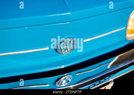 Salvador, Bahia, Brasilien - 02. Dezember 2023: Logo eines Volkswagen Autos. Stadt Salvador, Bahia. Stockfoto