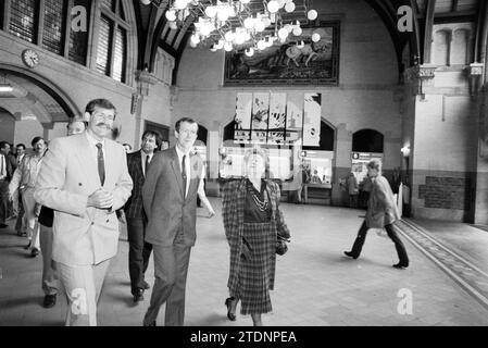 Eröffnung des Bahnhofs Haarlem, Eröffnung, Öffnungen, Inbetriebnahme, Station, Haarlem, Niederlande, 11-05-1989, Whizgle News from the Past, maßgeschneidert für die Zukunft. Erkunden Sie historische Geschichten, das Image der niederländischen Agentur aus einer modernen Perspektive, die die Lücke zwischen den Ereignissen von gestern und den Erkenntnissen von morgen überbrückt. Eine zeitlose Reise, die die Geschichten prägt, die unsere Zukunft prägen Stockfoto