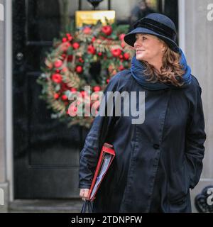 London, Großbritannien. Dezember 2023. Gillian Keegan, Staatssekretärin für Bildung. Die Minister nehmen bei strömendem Regen an der wöchentlichen Kabinettssitzung in der Downing Street 10 in Westminster, London, Teil. Es wird erwartet, dass dies die letzte Kabinettssitzung vor den Weihnachtsferien sein wird. Quelle: Imageplotter/Alamy Live News Stockfoto