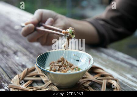 Nattō, nato oder Hiragana ist ein traditionelles japanisches Essen mit fermentierten Sojabohnen. Traditionelles japanisches Essen mit fermentierten Sojabohnen. Stockfoto