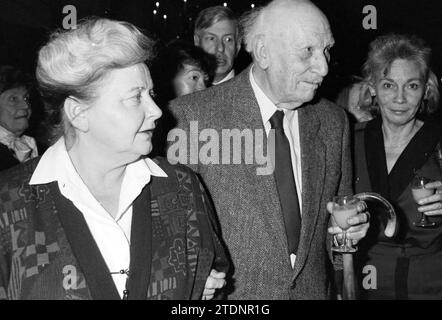 Eröffnungsausstellung des Malers Kees Verwey im Rathaus von Haarlem, Haarlem, Grote Markt, Niederlande, 22-11-1990, Whizgle News aus der Vergangenheit, zugeschnitten auf die Zukunft. Erkunden Sie historische Geschichten, das Image der niederländischen Agentur aus einer modernen Perspektive, die die Lücke zwischen den Ereignissen von gestern und den Erkenntnissen von morgen überbrückt. Eine zeitlose Reise, die die Geschichten prägt, die unsere Zukunft prägen Stockfoto