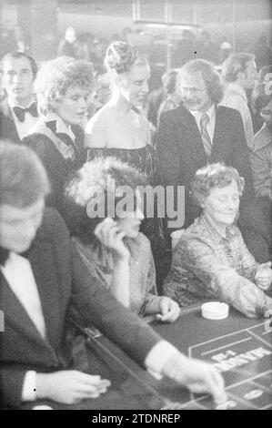 Eröffnung Casino Zandvoort + Roulette und Blackjack + Übersicht Casino Raum, Spiele und Spielzeug, 01-10-1976, Whizgle News from the Past, maßgeschneidert für die Zukunft. Erkunden Sie historische Geschichten, das Image der niederländischen Agentur aus einer modernen Perspektive, die die Lücke zwischen den Ereignissen von gestern und den Erkenntnissen von morgen überbrückt. Eine zeitlose Reise, die die Geschichten prägt, die unsere Zukunft prägen Stockfoto