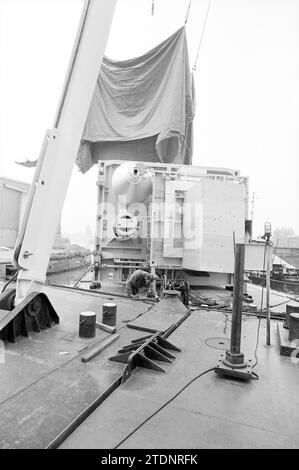 Laden von Kranteilen bei Figee, Figee, Kranen, Haarlem, Niederlande, 17-09-1984, Whizgle News aus der Vergangenheit, zugeschnitten auf die Zukunft. Erkunden Sie historische Geschichten, das Image der niederländischen Agentur aus einer modernen Perspektive, die die Lücke zwischen den Ereignissen von gestern und den Erkenntnissen von morgen überbrückt. Eine zeitlose Reise, die die Geschichten prägt, die unsere Zukunft prägen Stockfoto