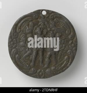 Das Hauptmotiv der Nachtwache, um 1899 - um 1999 Runde Bleitafel mit dem Hauptmotiv der Nachtwache von Rembrandt in Relief. Blei (Metall) Runde Bleiplakette mit dem Hauptmotiv der „Nachtwache“ von Rembrandt in Relief. Blei (Metall) Stockfoto