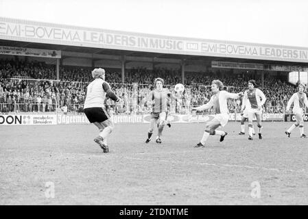 Fußballspiel Haarlem-Ajax, 16.04.1979, Whizgle News from the Past, maßgeschneidert für die Zukunft. Erkunden Sie historische Geschichten, das Image der niederländischen Agentur aus einer modernen Perspektive, die die Lücke zwischen den Ereignissen von gestern und den Erkenntnissen von morgen überbrückt. Eine zeitlose Reise, die die Geschichten prägt, die unsere Zukunft prägen Stockfoto