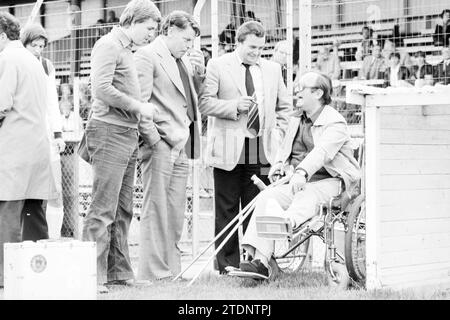 Voskuilen im Rollstuhl, Aldermen, 11-08-1978, Whizgle News from the Past, maßgeschneidert für die Zukunft. Erkunden Sie historische Geschichten, das Image der niederländischen Agentur aus einer modernen Perspektive, die die Lücke zwischen den Ereignissen von gestern und den Erkenntnissen von morgen überbrückt. Eine zeitlose Reise, die die Geschichten prägt, die unsere Zukunft prägen Stockfoto