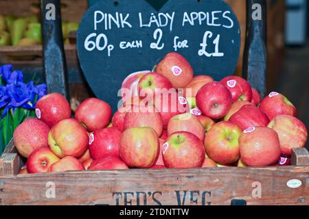 Pink Lady Äpfel und lokale Produkte vom Bauernmarkt Stockfoto