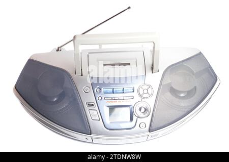 Tragbarer Stereo-CD-Radio-Kassettenrekorder, isoliert auf weiß. Stockfoto