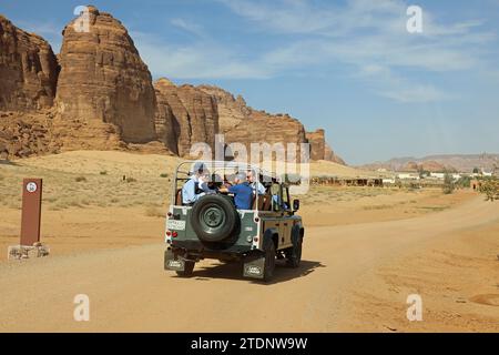 Touristen, die in die Jabal Ikmah-Stätte in Al Ula fahren, um alte Felsinschriften zu sehen, die als Open Library bekannt sind Stockfoto