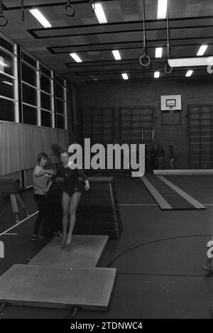 Gymnastikverein IJmuiden, Gymnastik, 15-02-1972, Whizgle News aus der Vergangenheit, zugeschnitten auf die Zukunft. Erkunden Sie historische Geschichten, das Image der niederländischen Agentur aus einer modernen Perspektive, die die Lücke zwischen den Ereignissen von gestern und den Erkenntnissen von morgen überbrückt. Eine zeitlose Reise, die die Geschichten prägt, die unsere Zukunft prägen Stockfoto