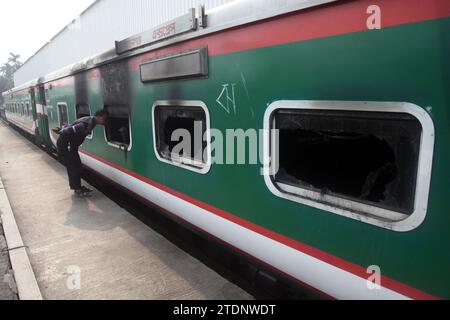 Dhaka Bangladesch 19. Dezember 2023, sie starben nach fünf Uhr morgens am Dienstag im Mohanganj Express am Bahnhof Tejgaon in der Hauptstadt. 2 m Stockfoto