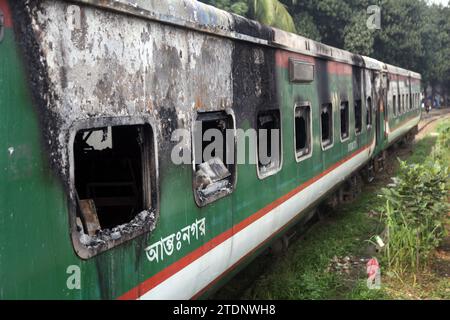 Dhaka Bangladesch 19. Dezember 2023, sie starben nach fünf Uhr morgens am Dienstag im Mohanganj Express am Bahnhof Tejgaon in der Hauptstadt. 2 m Stockfoto