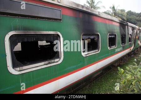 Dhaka Bangladesch 19. Dezember 2023, sie starben nach fünf Uhr morgens am Dienstag im Mohanganj Express am Bahnhof Tejgaon in der Hauptstadt. 2 m Stockfoto