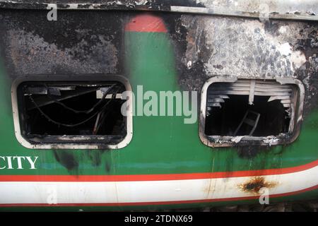 Dhaka Bangladesch 19. Dezember 2023, sie starben nach fünf Uhr morgens am Dienstag im Mohanganj Express am Bahnhof Tejgaon in der Hauptstadt. 2 m Stockfoto