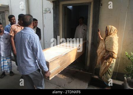 Dhaka Bangladesch 19. Dezember 2023, sie starben nach fünf Uhr morgens am Dienstag im Mohanganj Express am Bahnhof Tejgaon in der Hauptstadt. 2 m Stockfoto