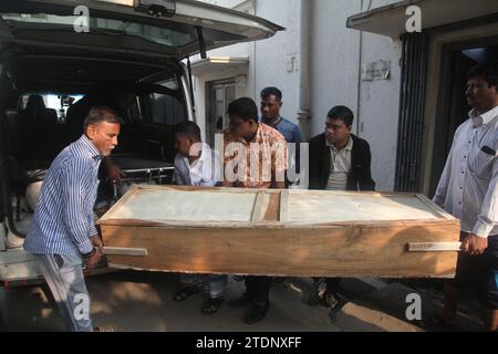 Dhaka Bangladesch 19. Dezember 2023, sie starben nach fünf Uhr morgens am Dienstag im Mohanganj Express am Bahnhof Tejgaon in der Hauptstadt. 2 m Stockfoto