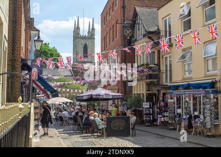 15. Juni 2023 Gäste entspannen sich an einem schönen Sommernachmittag in den lokalen Teestuben und Straßencafés in Royal Windsor, Berkshire. Stockfoto