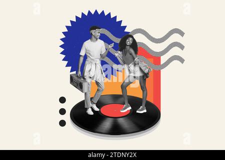 Horizontale kreative Pop-Foto-Collage von zwei jungen Tänzern Clubbern stehen auf riesigen Vinyl-Schallplatten halten Boombox Smile Joy Together Pair Friend On Stockfoto