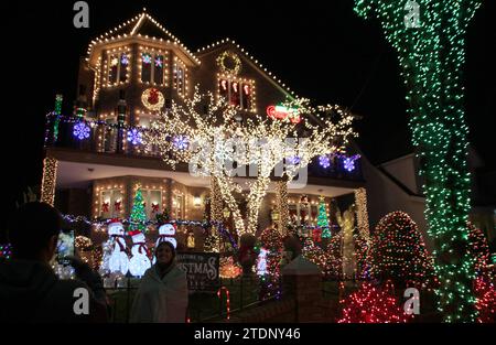 New York, USA. Dezember 2023. Ein zu Weihnachten dekoriertes Haus in Dyker Heights. (Zu dpa 'Party Every Day - Dyker Heights Christmas Attraction') Credit: Christina Horsten/dpa/Alamy Live News Stockfoto