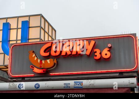 Schild für die Snackbar Curry 36, in der das klassische deutsche Currywurst Street Food in Berlin verkauft wird. Stockfoto