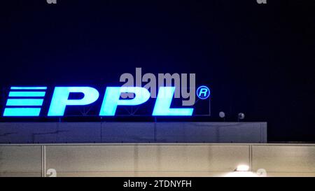 PPL-Logo auf dem Depot-Gebäude. PPL CZ ist nicht nur auf den Pakettransport in der Tschechischen Republik, sondern auch in ganz Europa spezialisiert. Es beschäftigt über Stockfoto