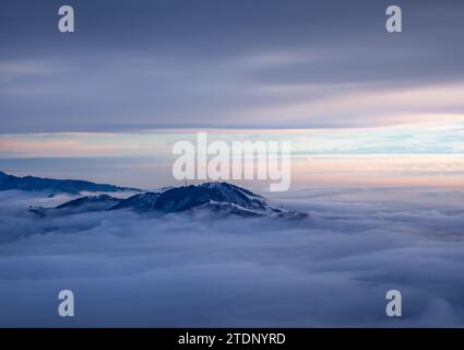 Meer von ​​clouds bei Sonnenuntergang im Winter Stockfoto