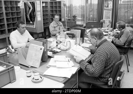 Postamt Adressbuchabteilung, Harmenjansweg, PTT, Postdienste, Stadtpost, Haarlem, Harmenjansweg, Niederlande, 17-12-1985, Whizgle News from the Past, maßgeschneidert für die Zukunft. Erkunden Sie historische Geschichten, das Image der niederländischen Agentur aus einer modernen Perspektive, die die Lücke zwischen den Ereignissen von gestern und den Erkenntnissen von morgen überbrückt. Eine zeitlose Reise, die die Geschichten prägt, die unsere Zukunft prägen Stockfoto