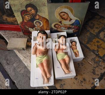 Bethlehem, Westjordanland. Dezember 2023. Baby-Jesus-Figuren sind in der Nähe der Geburtskirche zu sehen, die vermutlich der Ort der Geburt Jesu ist, in der biblischen Stadt Bethlehem, West Bank, am Montag, den 18. Dezember 2023. Die Kirche, die normalerweise mit Touristen gefüllt ist, ist seit dem 8. Oktober leer, dem Tag, nachdem die Hamas Israel angegriffen hatte und der Krieg im Gazastreifen begann. Christliche Führer haben die Errichtung des Weihnachtsbaums auf dem Managerplatz, fröhliche Straßendekorationen und Feierlichkeiten in Solidarität mit den Palästinensern in Gaza abgesagt. Foto: Debbie Hill/ Credit: UPI/Alamy Live News Stockfoto