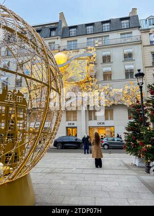 Paris, Frankreich, Weihnachtsdekoration an der Fassade Dior Store, LVMH Luxury Store an der Rue Saint Honoré und Rue Cambon, Straßenszene Stockfoto