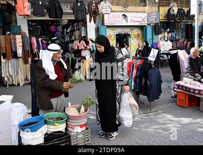 Bethlehem, Westjordanland. Dezember 2023. Ein Palästinenser verkauft frische Kräuter in der biblischen Stadt Bethlehem, Westjordanland, am Montag, den 18. Dezember 2023. Bethlehem ist normalerweise voller Touristen, aber seit dem 8. Oktober, dem Tag, nachdem die Hamas Israel angegriffen hatte und der Krieg im Gazastreifen begann, leer. Christliche Führer haben die Errichtung des Weihnachtsbaums auf dem Managerplatz, fröhliche Straßendekorationen und Feierlichkeiten in Solidarität mit den Palästinensern in Gaza abgesagt. Foto: Debbie Hill/ Credit: UPI/Alamy Live News Stockfoto