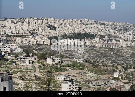 Bethlehem, Westjordanland. Dezember 2023. Die israelische Siedlung Har Homa wird am Montag, dem 18. Dezember 2023, über der biblischen Stadt Bethlehem im Westjordanland gesehen. Foto: Debbie Hill/ Credit: UPI/Alamy Live News Stockfoto