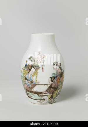 Eiförmige Vase mit vier Frauen und zwei Kindern an einem Tisch und einer Inschrift, um 1724 eiförmige Vase aus Porzellan mit breitem, kurzem Hals, auf der Glasur in blau, rot, rosa, grün, gelb gemalt, lila, schwarz und Gold. An der Wand eine Szene von zwei „Go“-Frauen, die mit vier Zuschauern an einem Tisch spielen, zwei Frauen und zwei Kindern, neben den Zuschauern eine Blumenvase, hinter den Frauen, die einen Tisch mit Antiquitäten spielen (Vase mit Pfauenfedern, Korallen, Zepter, Musikstein, Weihrauchbrenner), zwei große Vasen neben dem Tisch. Auf der anderen Seite eine Inschrift 'Bild eines Spiels' Go', gemalt am Tag von f Stockfoto