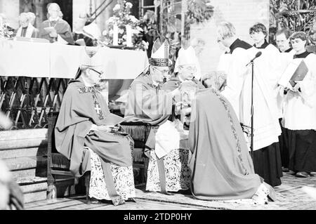 Bischof Bomers und Weihbischof Lescrauwaert, RK Bavo, Haarlem, Weihe, römisch-katholische Kirche, Haarlem, Niederlande, 14-01-1984, Whizgle News from the Past, maßgeschneidert für die Zukunft. Erkunden Sie historische Geschichten, das Image der niederländischen Agentur aus einer modernen Perspektive, die die Lücke zwischen den Ereignissen von gestern und den Erkenntnissen von morgen überbrückt. Eine zeitlose Reise, die die Geschichten prägt, die unsere Zukunft prägen Stockfoto