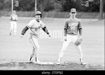 Softball-Männer: Bloemendaal-Almere, Bloemendaal, 22-06-1991, Whizgle News aus der Vergangenheit, zugeschnitten auf die Zukunft. Erkunden Sie historische Geschichten, das Image der niederländischen Agentur aus einer modernen Perspektive, die die Lücke zwischen den Ereignissen von gestern und den Erkenntnissen von morgen überbrückt. Eine zeitlose Reise, die die Geschichten prägt, die unsere Zukunft prägen Stockfoto