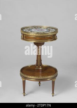 Tisch mit Intarsien und Porzellanplatten, anonym, ca. 1820 - ca. 1835 Tisch dekoriert mit Intarsien aus mehreren Hölzern, Porzellan und vergoldeter Bronze. Die runde Tischplatte mit Galerie liegt auf einem Ständer mit drei Voluten, auf einem runden Blatt auf drei konisch gekannten Beinen. Die Oberseite ist mit zwei großen, zwischen denen sechs kleine Kreise verziert; alle mit vergoldeten Bronzereifen und mit Porzellanplatten gefüllt, die Blumensträuße mit blauen Kanten auf weißem Boden zeigen. Die Regeln und das untere Blatt tragen Fenster-Intarsien. Paris-Holz (Pflanzenmaterial). palisander (mit Stockfoto