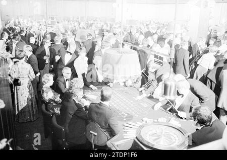 Eröffnung Casino Zandvoort + Roulette und Blackjack + Übersicht Casino Raum, Spiele und Spielzeug, 01-10-1976, Whizgle News from the Past, maßgeschneidert für die Zukunft. Erkunden Sie historische Geschichten, das Image der niederländischen Agentur aus einer modernen Perspektive, die die Lücke zwischen den Ereignissen von gestern und den Erkenntnissen von morgen überbrückt. Eine zeitlose Reise, die die Geschichten prägt, die unsere Zukunft prägen Stockfoto