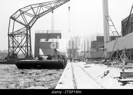 Ladekran bei Figee, Figee, Haarlem, Niederlande, 19-02-1979, Whizgle News aus der Vergangenheit, zugeschnitten auf die Zukunft. Erkunden Sie historische Geschichten, das Image der niederländischen Agentur aus einer modernen Perspektive, die die Lücke zwischen den Ereignissen von gestern und den Erkenntnissen von morgen überbrückt. Eine zeitlose Reise, die die Geschichten prägt, die unsere Zukunft prägen Stockfoto