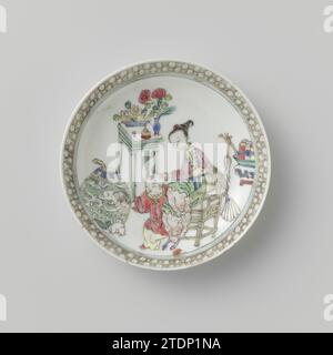 Untertasse mit Frau, Jungen und wertvollen Gegenständen, anonym, ca. 1725 - ca. 1749 Porzellanschale, auf der Glasur in blau, rosa, grün, gelb, schwarz und Gold gemalt. Auf der Wohnung sitzt eine Frau auf einem Stuhl mit einem Jungen und einem Kaninchen, Glückssymbole und Antiquitäten um sie herum (einschließlich Vase mit Pfauenquellen, Räucherbrenner, Fingercitroen, Rollen); auf der Kante ein Band mit Servierwerk. Der Zauberstab wurde gebrochen. Famle Rose. Porzellan. Glasur. Goldmalerei / Vergoldung / Glasur Porzellanschale, auf der Glasur in Blau, Rosa, Grün, Gelb, Schwarz und Gold gemalt. In der Wohnung sitzt eine Frau auf einem Stockfoto