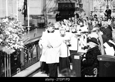 Bischof Bomers und Weihbischof Lescrauwaert, RK Bavo, Haarlem, Weihe, römisch-katholische Kirche, Haarlem, Nederland, 14-01-1984, Whizgle News from the Past, maßgeschneidert für die Zukunft. Erkunden Sie historische Geschichten, das Image der niederländischen Agentur aus einer modernen Perspektive, die die Lücke zwischen den Ereignissen von gestern und den Erkenntnissen von morgen überbrückt. Eine zeitlose Reise, die die Geschichten prägt, die unsere Zukunft prägen Stockfoto