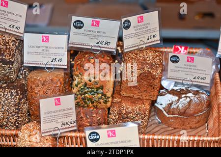 Brot, Auswahl an frisch gebackenem Brot in Körben, die auf dem Marktstand der Bauern aus der Region verkauft werden können. Roggensauerteig mit Saatgut. Stockfoto