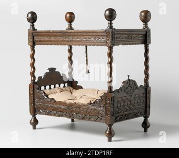 Crib van Mahoniehout, Anonym, 1650 - 1700 Krippe aus Mahagoni (?) Und Palisander, mit geschliffenen Säulen, verziert mit festsitzenden Flechtreifen, Scheibenschnüren, Lorbeerstreifen und Rankfriesen. Die Krallenstücke auf der langen Seite sind geformt und mit Akanthusfilets, sowie die Crosen von Haupt- und Fußenden gestochen. Sechs Baluster tragen eine Coverliste am Kopfende Die Kellergeschosse der Eckstile zeigen längere, undichte Mannfiguren und die Eckstile sind mit Glühbirnen gekrönt. Das Bett ist auf Vaaspoten. Eine Schlafpause am Himmel. Mit Matratze. Nördliche Niederlande (möglicherweise)Niederlande (möglicherweise) Holz (Plan Stockfoto