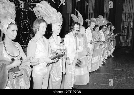 100. Aufführung 'Day Day Wonderful Laugh', Theater, 11-02-1974, Whizgle News from the Past, Tailored for the Future. Erkunden Sie historische Geschichten, das Image der niederländischen Agentur aus einer modernen Perspektive, die die Lücke zwischen den Ereignissen von gestern und den Erkenntnissen von morgen überbrückt. Eine zeitlose Reise, die die Geschichten prägt, die unsere Zukunft prägen Stockfoto