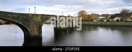 Blick auf die alte Brücke über den Fluss Ayr, Ayr Town, South Ayrshire, Schottland, Großbritannien Stockfoto