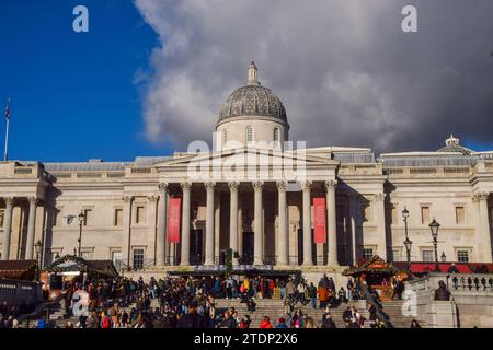 London, Großbritannien. November 2023. Die National Gallery am Trafalgar Square, Außenansicht tagsüber. Quelle: Vuk Valcic/Alamy Stockfoto