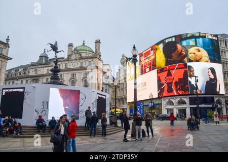 London, Großbritannien. November 2023. Der Shaftesbury Memorial Fountain, im Volksmund Eros, im Piccadilly Circus, wurde mit Horten und Werbeträgern bedeckt, um zu verhindern, dass Menschen das Denkmal vor den Feiertagen erklimmen. Quelle: Vuk Valcic/Alamy Stockfoto