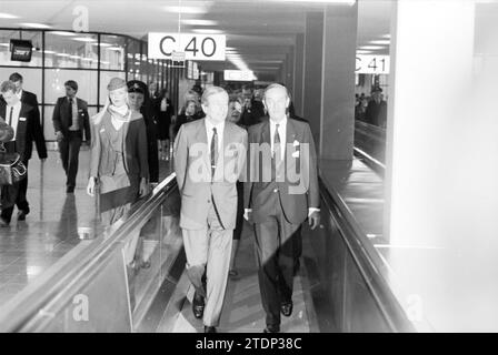 Eröffnung C-Pier Schiphol von Prince Claus, Schiphol, 13-12-1987, Schiphol, 13-12-1987, Whizgle News aus der Vergangenheit, zugeschnitten auf die Zukunft. Erkunden Sie historische Geschichten, das Image der niederländischen Agentur aus einer modernen Perspektive, die die Lücke zwischen den Ereignissen von gestern und den Erkenntnissen von morgen überbrückt. Eine zeitlose Reise, die die Geschichten prägt, die unsere Zukunft prägen Stockfoto