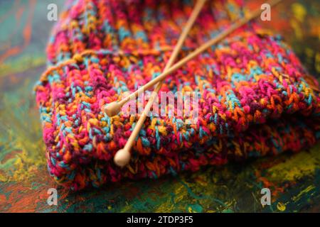 Strickkonzept. Wollnadeln und bunte Wolle. Stockfoto