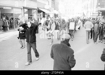 Demonstration Schießpulver zur Verweigerung der Wehrpflicht, Haus der Gefangenschaft, Haarlem, Niederlande, 12-01-1980, Whizgle News aus der Vergangenheit, zugeschnitten auf die Zukunft. Erkunden Sie historische Geschichten, das Image der niederländischen Agentur aus einer modernen Perspektive, die die Lücke zwischen den Ereignissen von gestern und den Erkenntnissen von morgen überbrückt. Eine zeitlose Reise, die die Geschichten prägt, die unsere Zukunft prägen Stockfoto