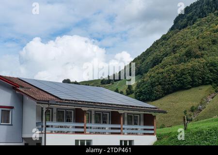 Solarpaneele, Photovoltaik-Solarzelle auf dem Dach des Hotels am Hang und am blauen Himmel Stockfoto